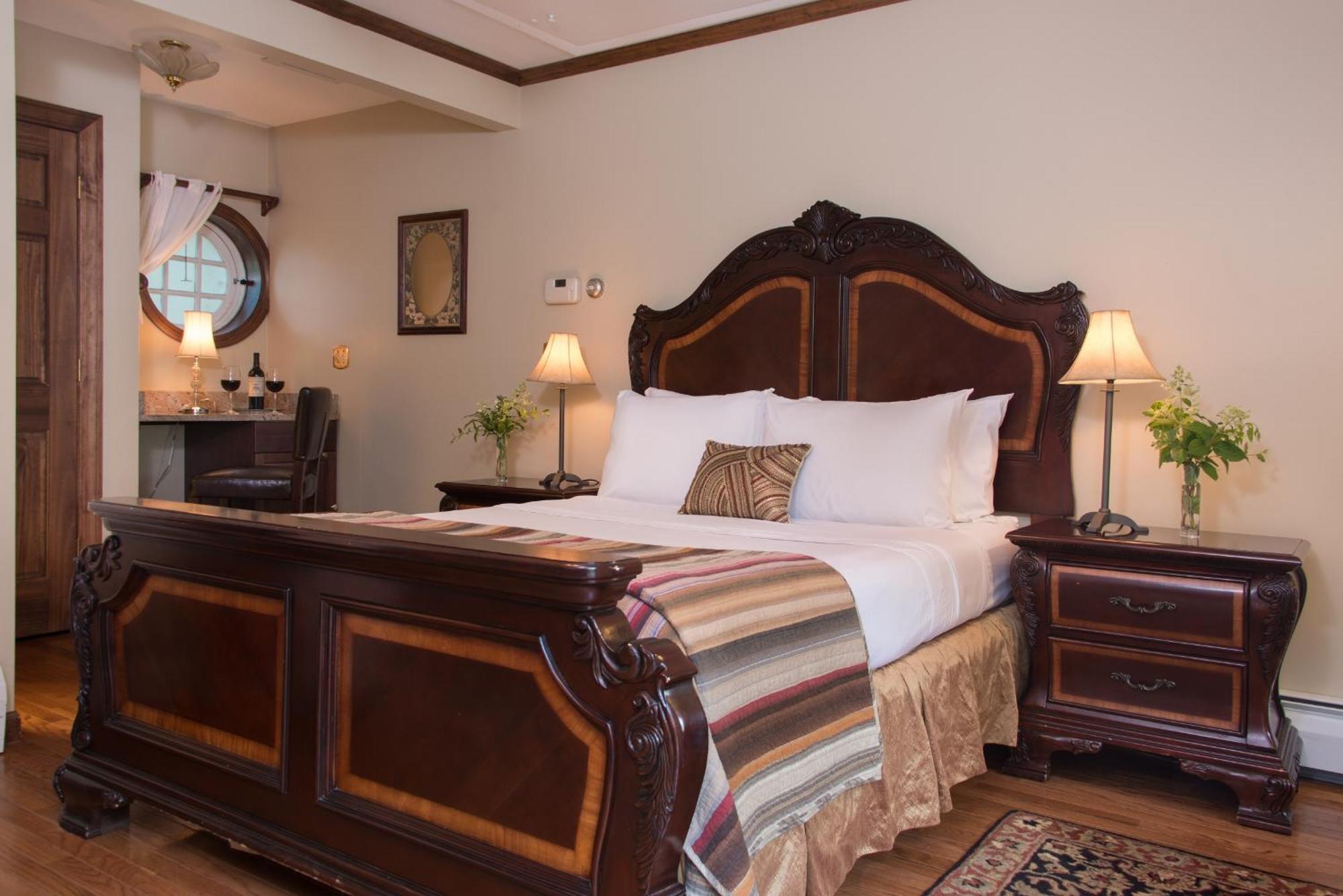 Superior Queen Room Maple Room