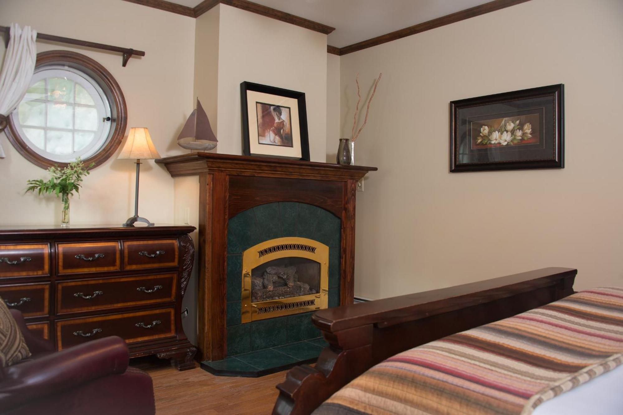 Superior Queen Room Maple Room