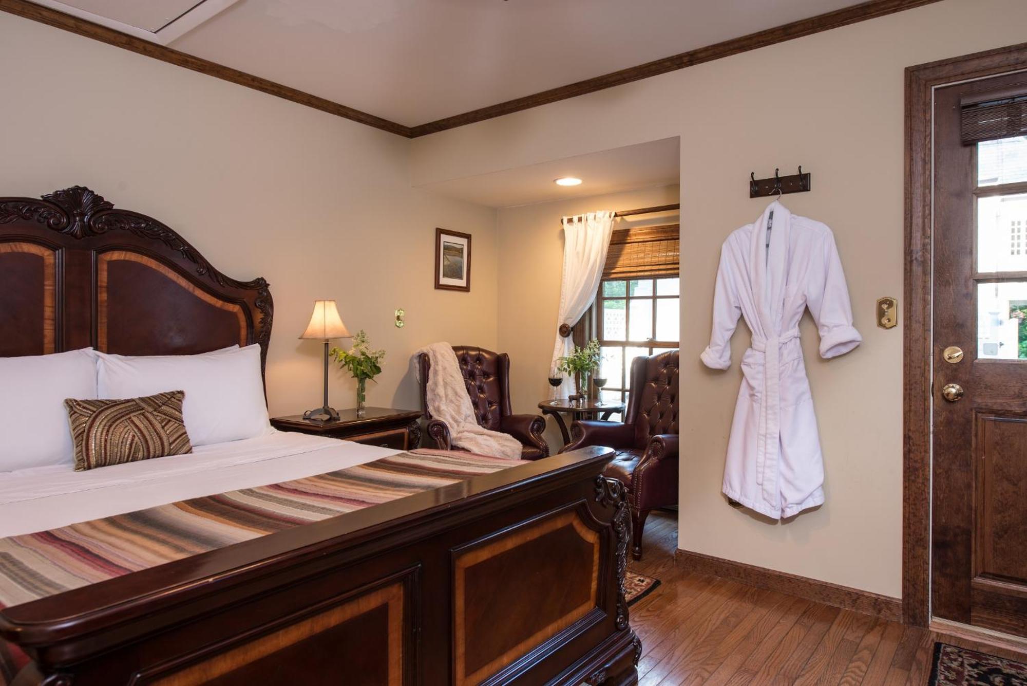 Superior Queen Room Maple Room